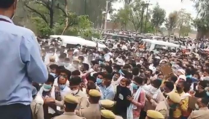 तस्वीर फिरोजाबाद के एक मतगणना केंद्र की है. Firozabad (1)