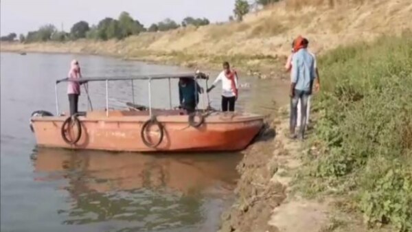 प्रशासन के लोग अब इस मामले में जांच कर रहे हैं. फोटो-आजतक Ganga 2