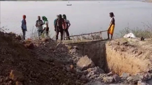 लोग शवों को गंगा में प्रवाहित कर लौट जाते हैं. फोटो-आजतक Ganga1