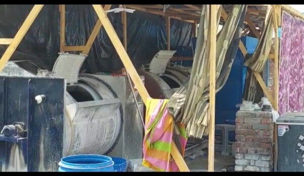 इस्तेमाल किए हुए गंदे ग्लब्स धोने की मशीन. फोटो - आज तक Glove Washing Machine
