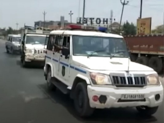 ग्रीन कॉरिडर बनाकर 20 मिनट में ऑक्सीजन पहुंचाया. फोटो - इंडिया टुडे Gujarat Police