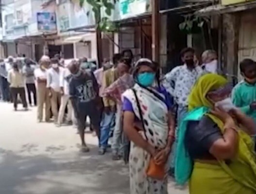 लोगों को अब इन युवाओं का इंतज़ार रहता है. फोटो - आज तक Indore Mp