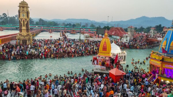 सोशल डिस्टेंसिंग का ध्यान रखने की चिंता जैसे हर ओर से खत्म हो चुकी थी. फोटो- PTI Kumbh