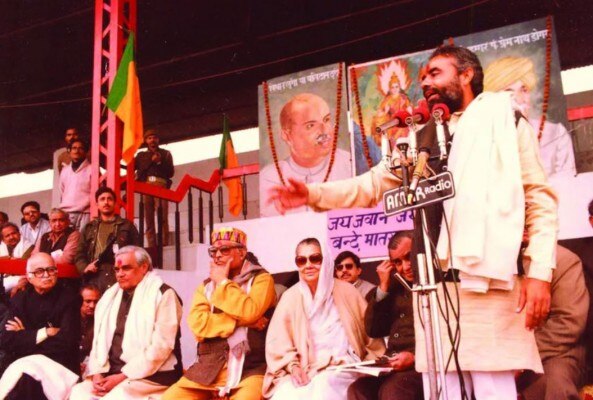 ये फोटो उसी वायरल वीडियो का है जिसका कुछ हिस्सा प्रकाश राज ने अपने ट्विटर पर लगाया है. ये फोटो उसी वायरल वीडियो का है जिसका कुछ हिस्सा प्रकाश राज ने अपने ट्विटर पर लगाया है.