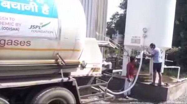 आज सुबह टैंकर पहुंचने के बाद सप्लाइ का काम शुरू किया गया. फोटो - आज तक Oxygen Supply