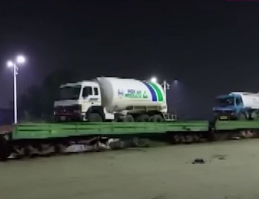 भारतीय रेलवे की 'ऑक्सीजन एक्स्प्रेस' कई राज्यों तक ऑक्सीजन पहुंचा रही है. Oxygen Tankers