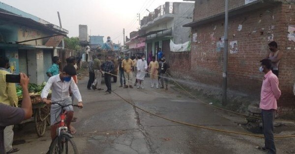 पीलीभीत का एक गांव सेनेटाइ़ज़ होते हुए. फोटो: India Today Pilibhit Village