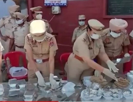 होम आइसोलेशन में रह रहे कोरोना मरीजों तक खाना पहुंचा रही है पुलिस. फोटो - आज तक Punjab Police