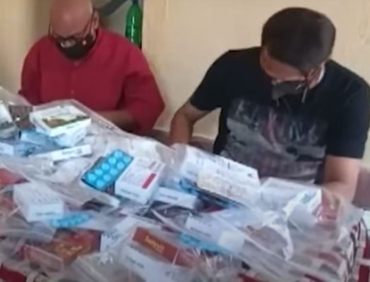 दवा के सैंकड़ों पैकेट पहुंचा रहे हैं रोमित. फोटो - आज तक Romit
