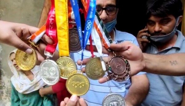 पहलवान सागर की ओर से जीते हुए मेडल दिखाता परिवार. फोटो- आज तक Sagar