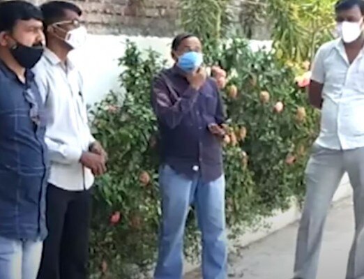 संतोष के दोस्तों ने एक दिन में रकम जुटा ली. फोटो - आज तक Santosh's Friends