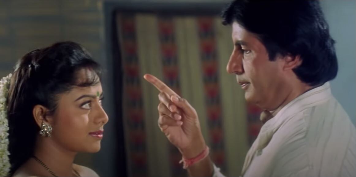अपने 12 साल के करियर में सौंदर्या ने करीब 100 फिल्मों में काम किया. फोटो - यूट्यूब Soundarya And Amitabh Bachchan
