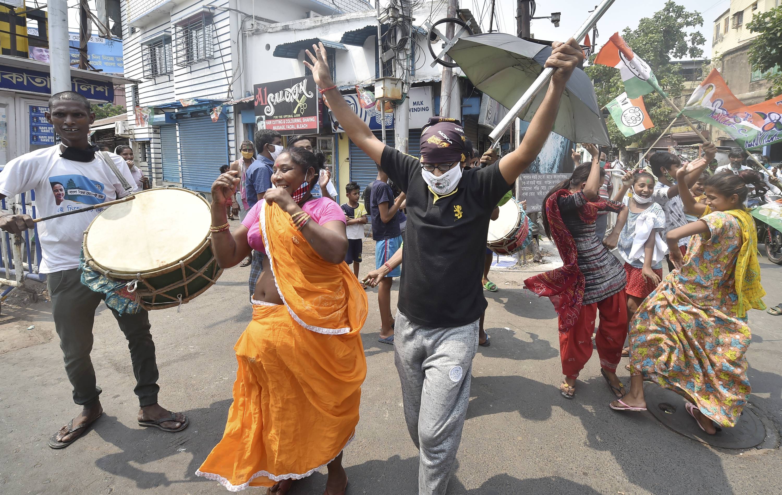 रुझानों में TMC को प्रचंड बहुमत मिलने के बाद जश्न मनाते पार्टी के कार्यकर्ता. इस दौरान किसी ने कोविड प्रोटोकॉल का पालन नहीं किया. (फोटो: PTI) रुझानों में TMC को प्रचंड बहुमत मिलने के बाद जश्न मनाते पार्टी के कार्यकर्ता. इस दौरान किसी ने कोविड प्रोटोकॉल का पालन नहीं किया. (फोटो: PTI)