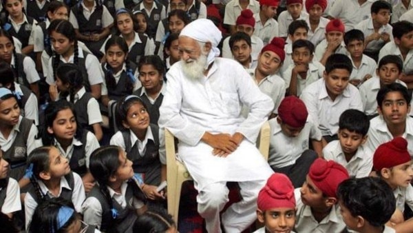 स्कूली बच्चों के साथ चिपको आंदोलन के प्रणेता सुंदरलाल बहुगुणा. Sunderlal Bahuguna