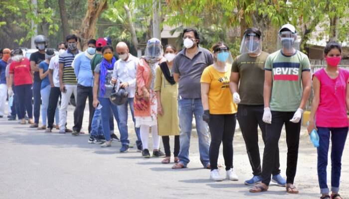 वैक्सीनेशन सेंटर पर आपको लंबी लाइन मिलना करीब-करीब तय है. ऐसे में डिस्टेंसिंग का पूरा पालन करें. (सांकेतिक फोटो- PTI) Vaccination Center