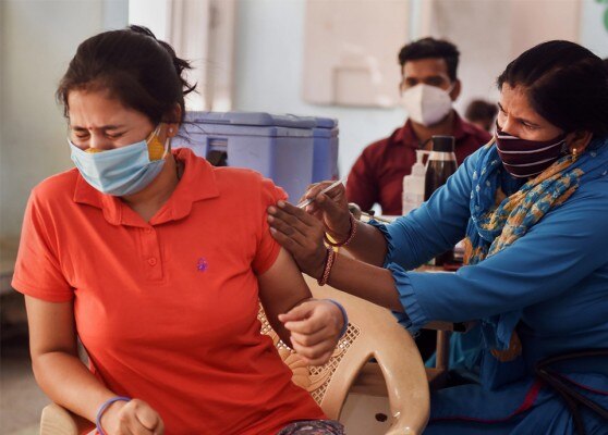 Vaccination से होने वाला डर स्पेसिफिक फोबिया के BII टाइप में आता है. इसमें खून, इंजेक्शन और मेडिकल प्रोसीजर से लोगों को डर लगता है. फोटो- PTI Vaccination