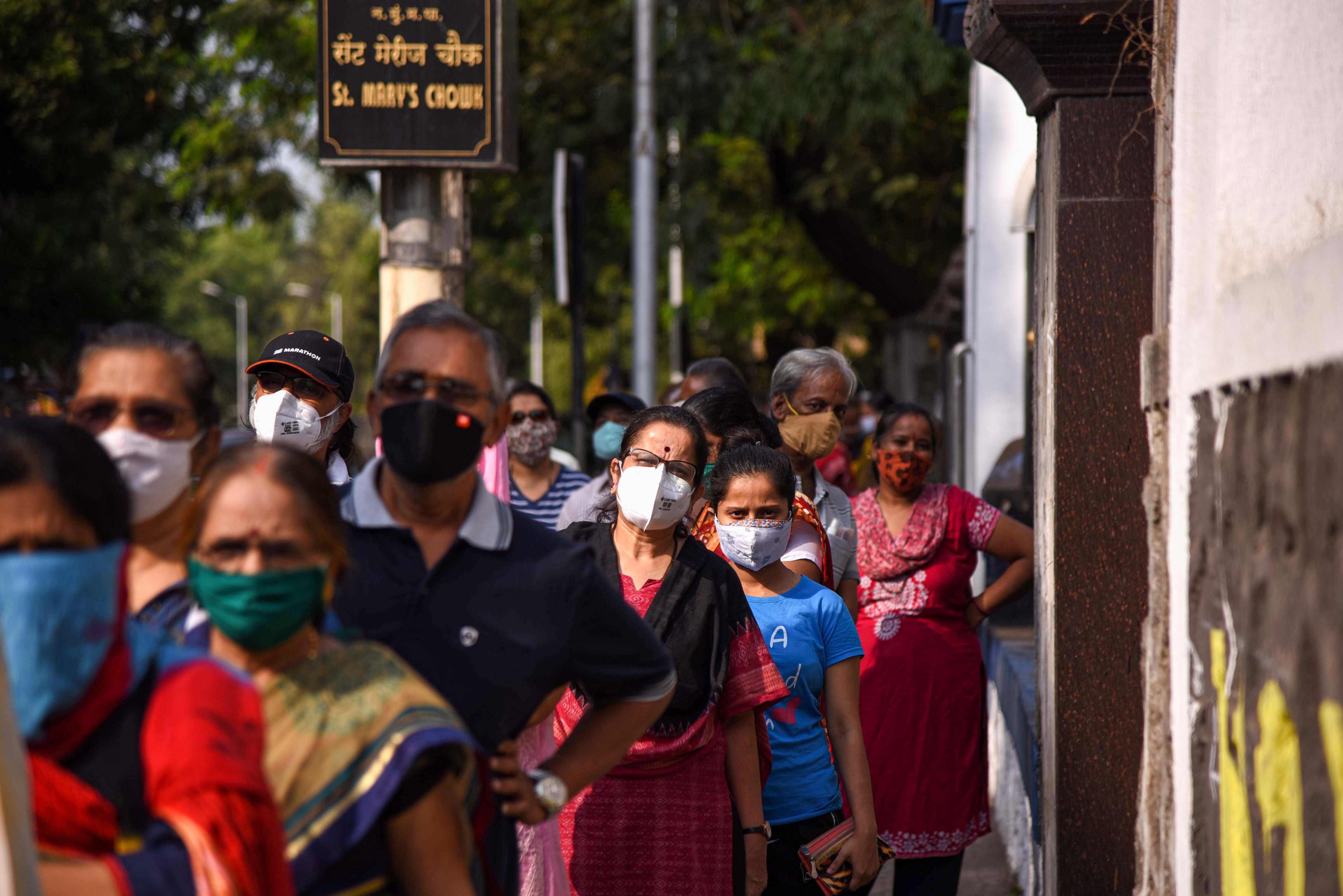 Vaccination के लिए अपनी बारी का इंतजार करते लोग. (फोटो: PTI) Vaccination के लिए अपनी बारी का इंतजार करते लोग. (फोटो: PTI)