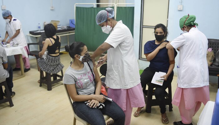 वैक्सीन लगवाने जाएं तो आईडी प्रूफ ज़रूर ले जाएं. (सांकेतिक फोटो- PTI) Vaccine (1)