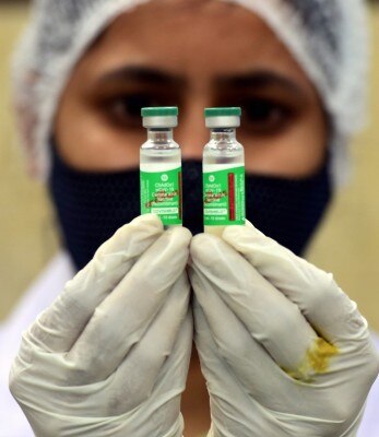 भारत में कोविशील्ड और कोवैक्सीन लगाई जा रही है. (फ़ोटो: PTI) Vaccine 2 Pti 700
