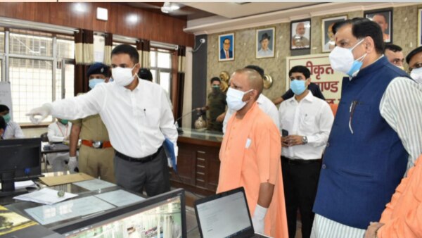 मुरादाबाद में बने एक ऐसे ही कोविड कंट्रोल रूम का निरीक्षण करते मुख्यमंत्री. फोटो- PTI Yogi