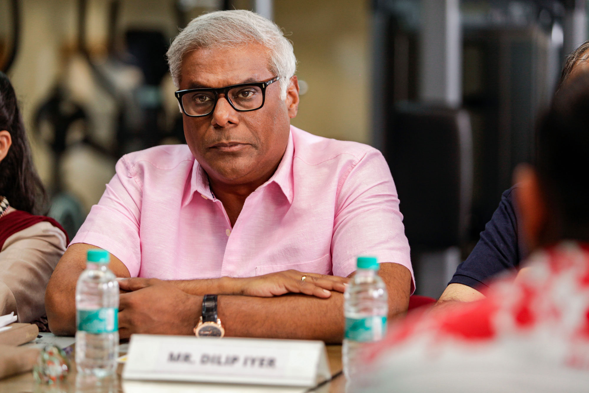 सनफ्लावर हाउसिंग सोसाइटी के बोर्ड मेंबर दिलीप अय्यर. ये हिदुस्तानी और हिंदू सभ्यता को बचाने में लगे हुए हैं. मगर उस फेर में अपनी बेटी को खो देने के कगार पर खड़े हैं. सनफ्लावर हाउसिंग सोसाइटी के बोर्ड मेंबर दिलीप अय्यर. ये हिदुस्तानी और हिंदू सभ्यता को बचाने में लगे हुए हैं. मगर उस फेर में अपनी बेटी को खो देने के कगार पर खड़े हैं.