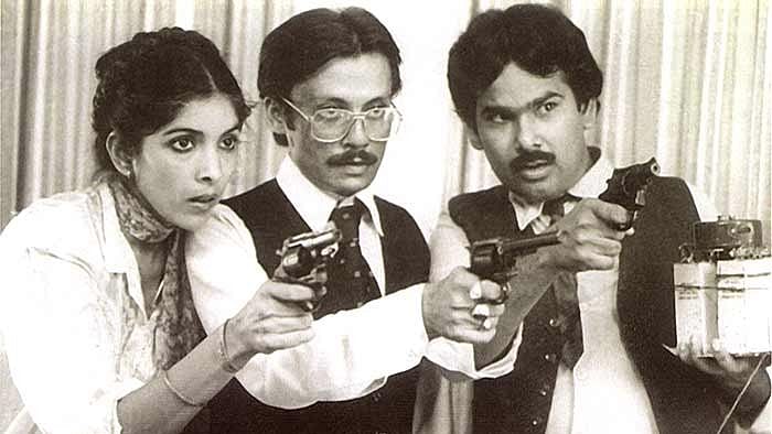 कुंदन शाह डायरेक्टेड फिल्म 'जाने भी दो यारों' के एक सीन में सतीश कौशिक और नीना गुप्ता. कुंदन शाह डायरेक्टेड फिल्म 'जाने भी दो यारों' के एक सीन में सतीश कौशिक और नीना गुप्ता.