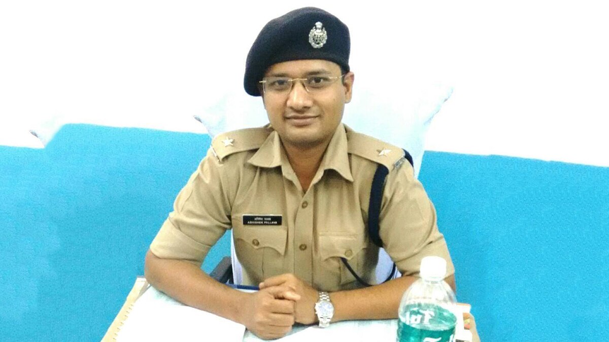 दंतेवाड़ा के SP डॉक्टर अभिषेक पल्लव. उनका कहना है कि बलात्कार और बर्बरता के आरोप माओवादियों के दबाव के कारण लगाए जा रहे हैं. (फोटो: फेसबुक) दंतेवाड़ा के SP डॉक्टर अभिषेक पल्लव. उनका कहना है कि बलात्कार और बर्बरता के आरोप माओवादियों के दबाव के कारण लगाए जा रहे हैं. (फोटो: फेसबुक)