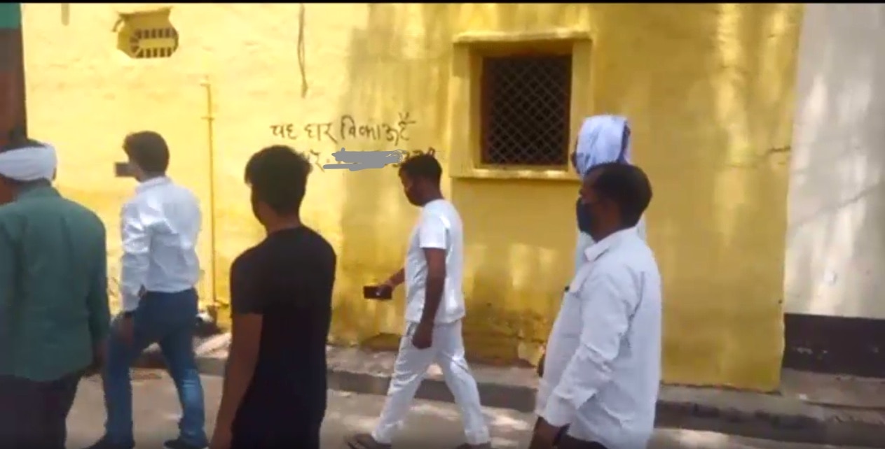 अलीगढ़ के नरपुर गांव के एक समुदाय विशेष के घरों के बाहर लिखा गया, "यह मक़ान बिकाऊ है."(फ़ोटो- स्पेशल अरेंज्मेंट) Aligarh