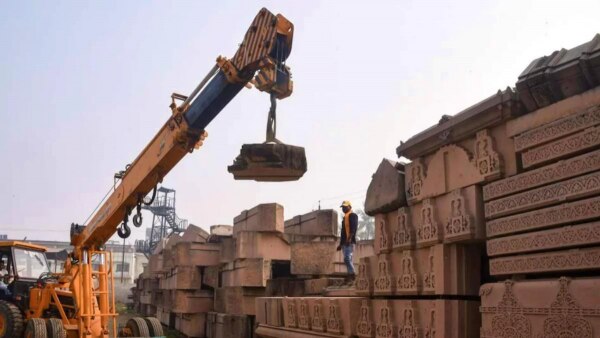 अयोध्या में राम मंदिर निर्माण का काम जारी है. फोटो- आजतक Ayodhya Ram Mandir