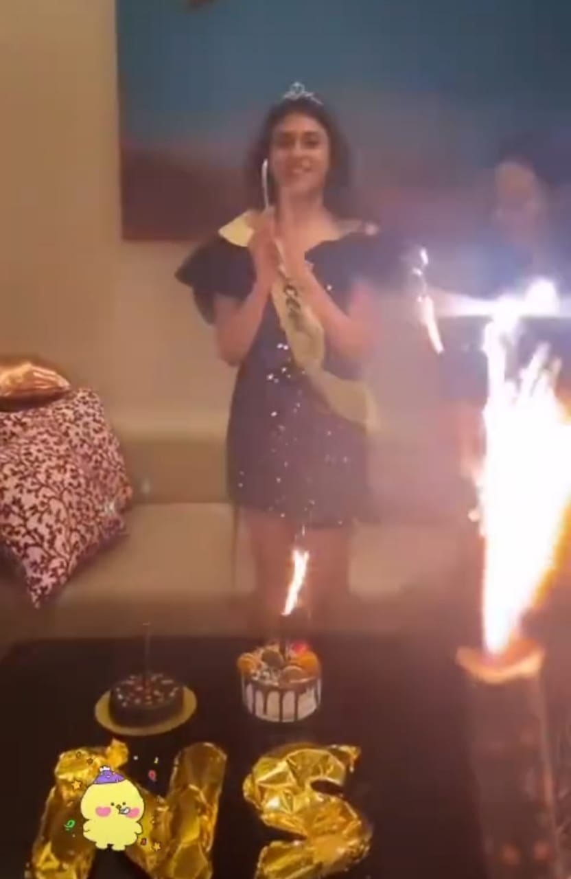 मुंबई के एक पांच सितारा होटल में दोस्तों के साथ अपना जन्मदिन बनातीं नायरा शाह. मुंबई के एक पांच सितारा होटल में दोस्तों के साथ अपना जन्मदिन बनातीं नायरा शाह.