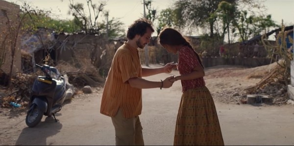 फिल्म में स्केट बोर्ड को प्रतीकात्मक रूप से इस्तेमाल किया गया है. फोटो - ट्रेलर Haath Pakad Kar Skating