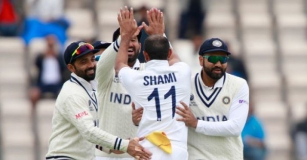 मोहम्मद शमी इस मैच की पहली पारी में भारत के सबसे गेंदबाज़ रहे. फोटो: AP Indian Bowlers