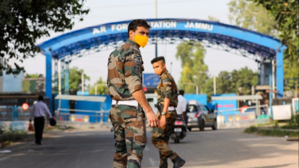 घटना के बाद से आस-पास के एयरबेस अलर्ट पर हैं. फोटो- PTI Jammu3