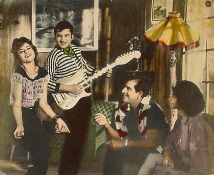 स्वयं डायरेक्टेड फिल्म 'चा चा चा' के एक सीन में हेलेन के साथ चंद्रशेखर. स्वयं डायरेक्टेड फिल्म 'चा चा चा' के एक सीन में हेलेन के साथ चंद्रशेखर.