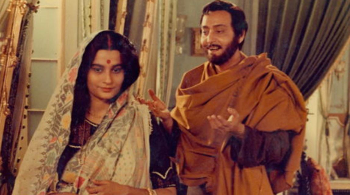 फिल्म 'घरे बैरे' के एक सीन में सौमित्र चैटर्जी और स्वातिलेखा सेनगुप्ता. फिल्म 'घरे बैरे' के एक सीन में सौमित्र चैटर्जी और स्वातिलेखा सेनगुप्ता.