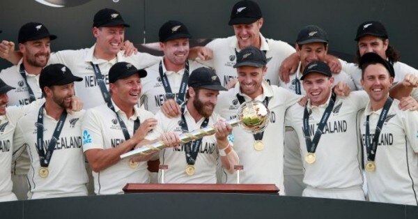 खिताब जीतने के बाद टेस्ट मेस के साथ किवी टीम. फोटो: AP Kane Nz Test Mess