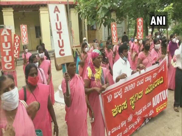 कर्नाटक की आशा कर्मचारियों ने पिछले महीने विरोध प्रदर्शन किया था. (फोटो: ANI) कर्नाटक की आशा कर्मचारियों ने पिछले महीने विरोध प्रदर्शन किया था. (फोटो: ANI)