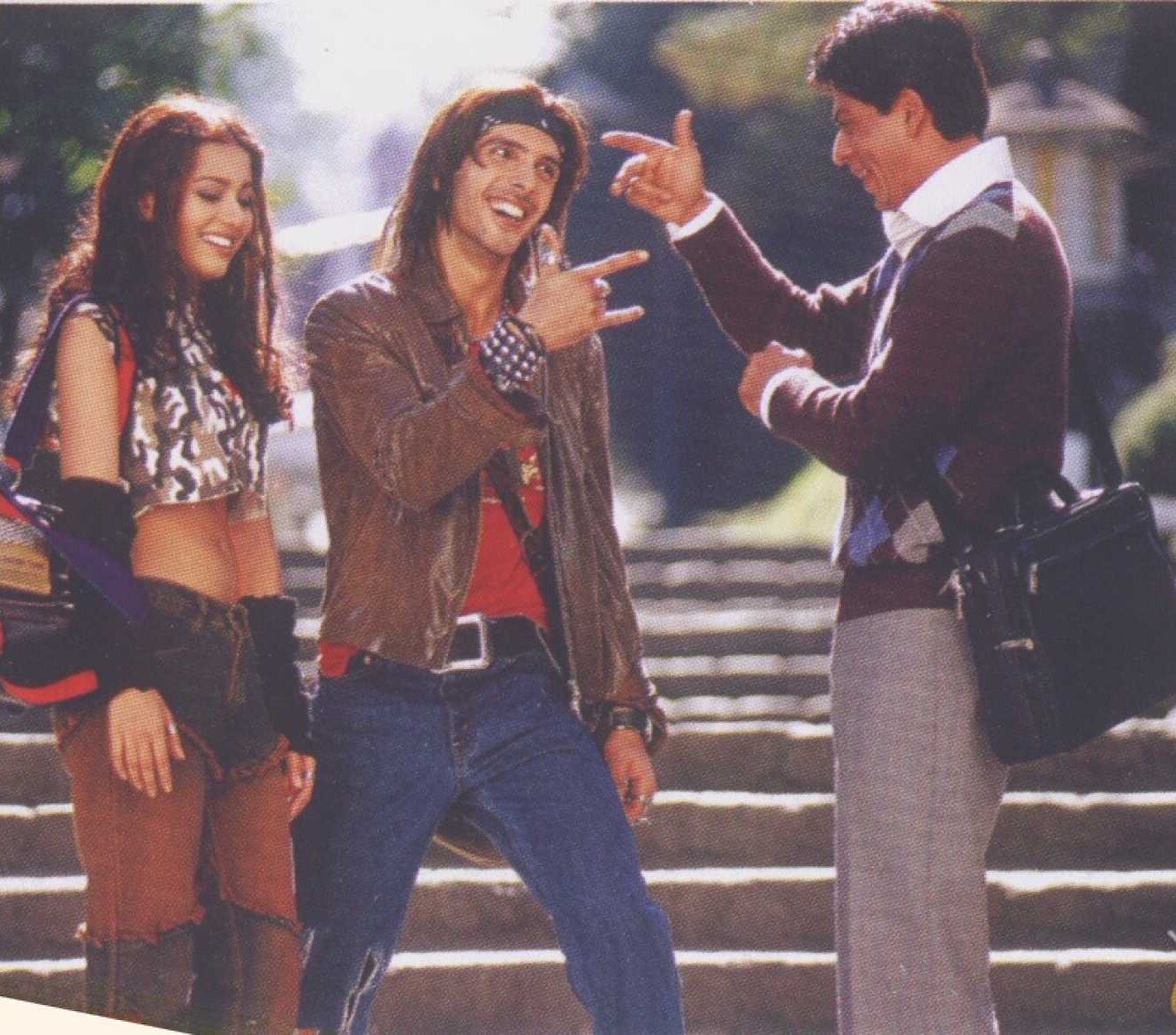 फिल्म पर 2001 में काम शुरू होना था लेकिन शाह रुख की इंजरी की वजह से ऐसा नहीं हो पाया. Main Hoon Na 1