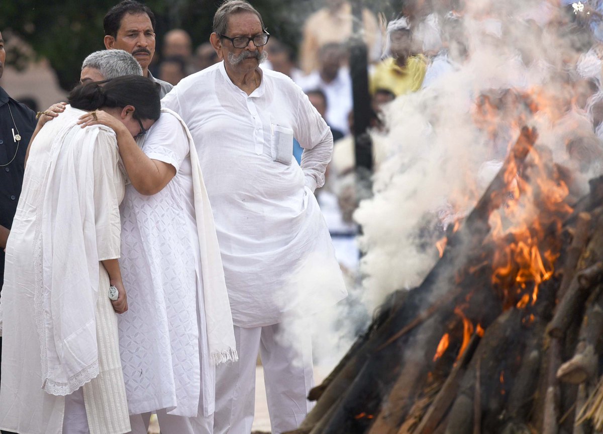 भारत के पूर्व प्रधानमंत्री अटल बिहारी वाजपेयी के पार्थिव शरीर को मुखाग्नि देतीं उनकी दत्तक पुत्री नमिता कौल. (फोटो: PTI) भारत के पूर्व प्रधानमंत्री अटल बिहारी वाजपेयी के पार्थिव शरीर को मुखाग्नि देतीं उनकी दत्तक पुत्री नमिता कौल. (फोटो: PTI)