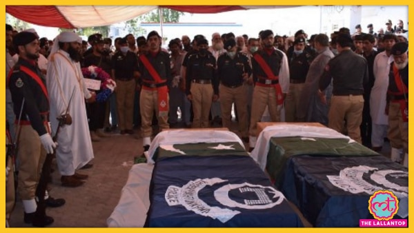 पोलियो की खुराक पिलाने आई टीम को सुरक्षा दे रहे दो पुलिसवाले को हमलावरों ने मार डाला. (तस्वीर: एएफपी) Pakistan Polio Vaccination Security Killed