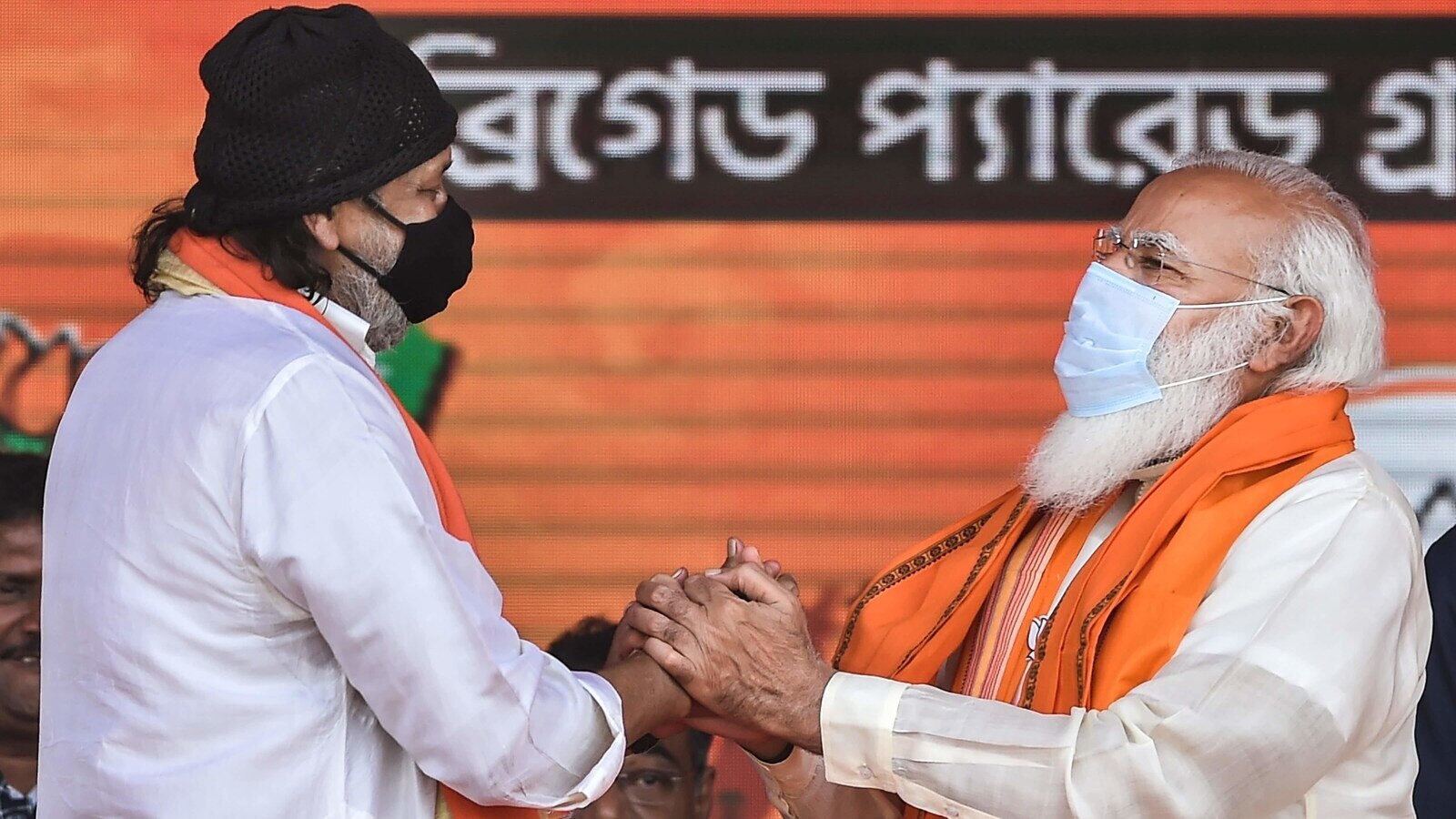 कलकत्ता के ब्रिगेट परेड ग्राउंड में पीएम मोदी की मेगा रैली के दौरान बीजेपी जॉइन करने के बाद मिथुन चक्रवर्ती. कलकत्ता के ब्रिगेट परेड ग्राउंड में पीएम मोदी की मेगा रैली के दौरान बीजेपी जॉइन करने के बाद मिथुन चक्रवर्ती.