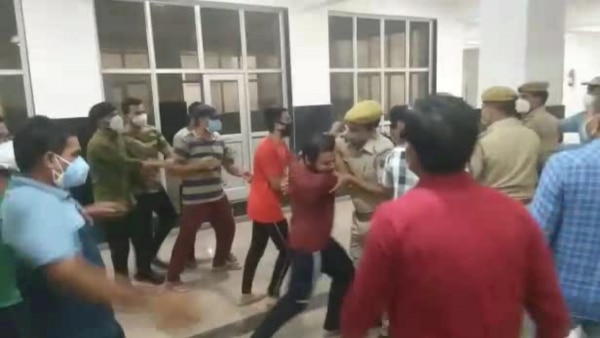 हंगामे के दौरान पुलिस भी मौके पर मौजूद थी. फोटो- आजतक Rajasthan