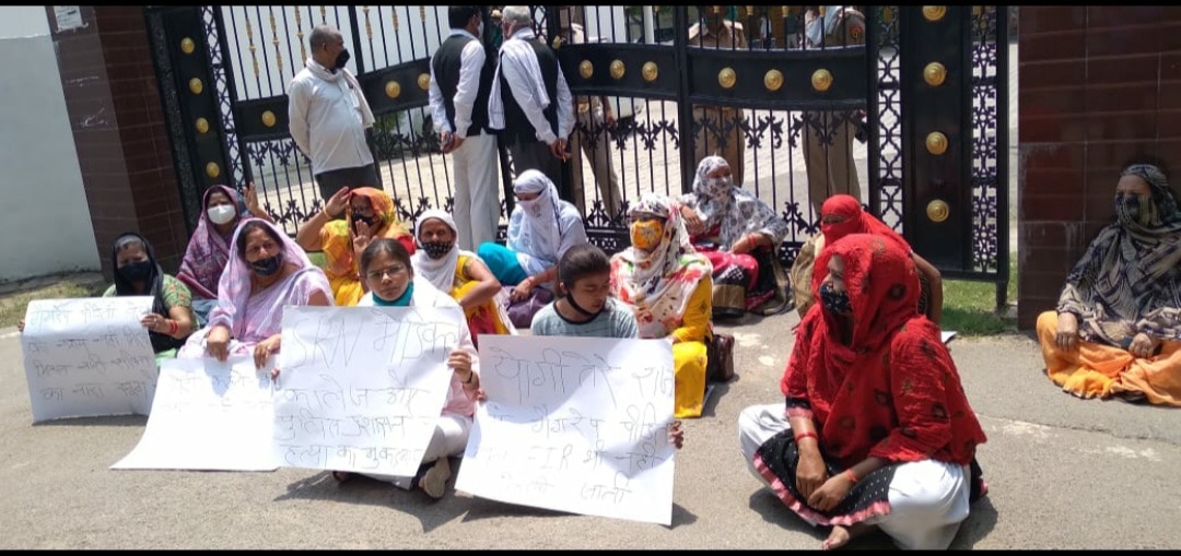 समाजवादी पार्टी की नेता डॉक्टर रिचा सिंह इस मामले में पीड़िता को न्याय दिलाने के लिए लगातार धरना-प्रदर्शन कर रही हैं. (फोटो: विशेष इंतजाम) समाजवादी पार्टी की नेता डॉक्टर रिचा सिंह इस मामले में पीड़िता को न्याय दिलाने के लिए लगातार धरना-प्रदर्शन कर रही हैं. (फोटो: विशेष इंतजाम)