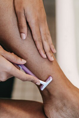 शेव करने से स्किन काली नहीं होती और नहीं बाल घने होते हैं. सांकेतिक फोटो- Pexel Shaving