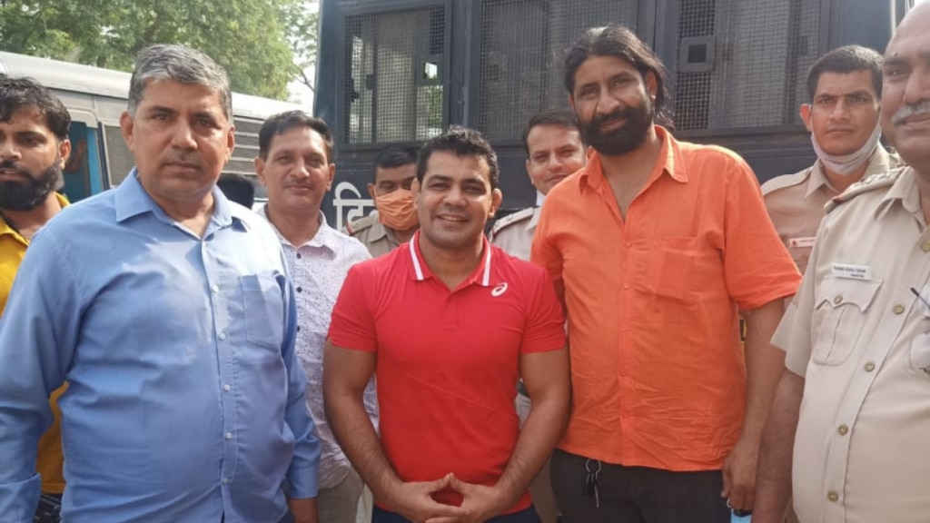 हत्या के आरोपी सुशील कुमार को तिहाड़ ले जाते वक्त पुलिसवाले उनके साथ फोटो खिंचवाने लग गए. Sushil1