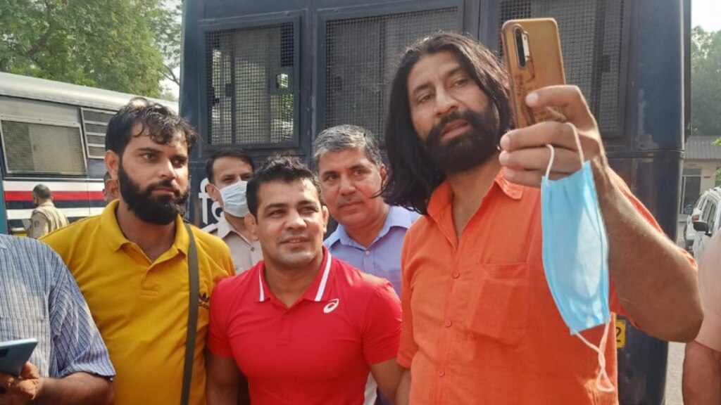 सुशील कुमार को तिहाड़ ले जाते वक्त पुलिसवालों ने घेरकर सेल्फियां लीं. Sushil2