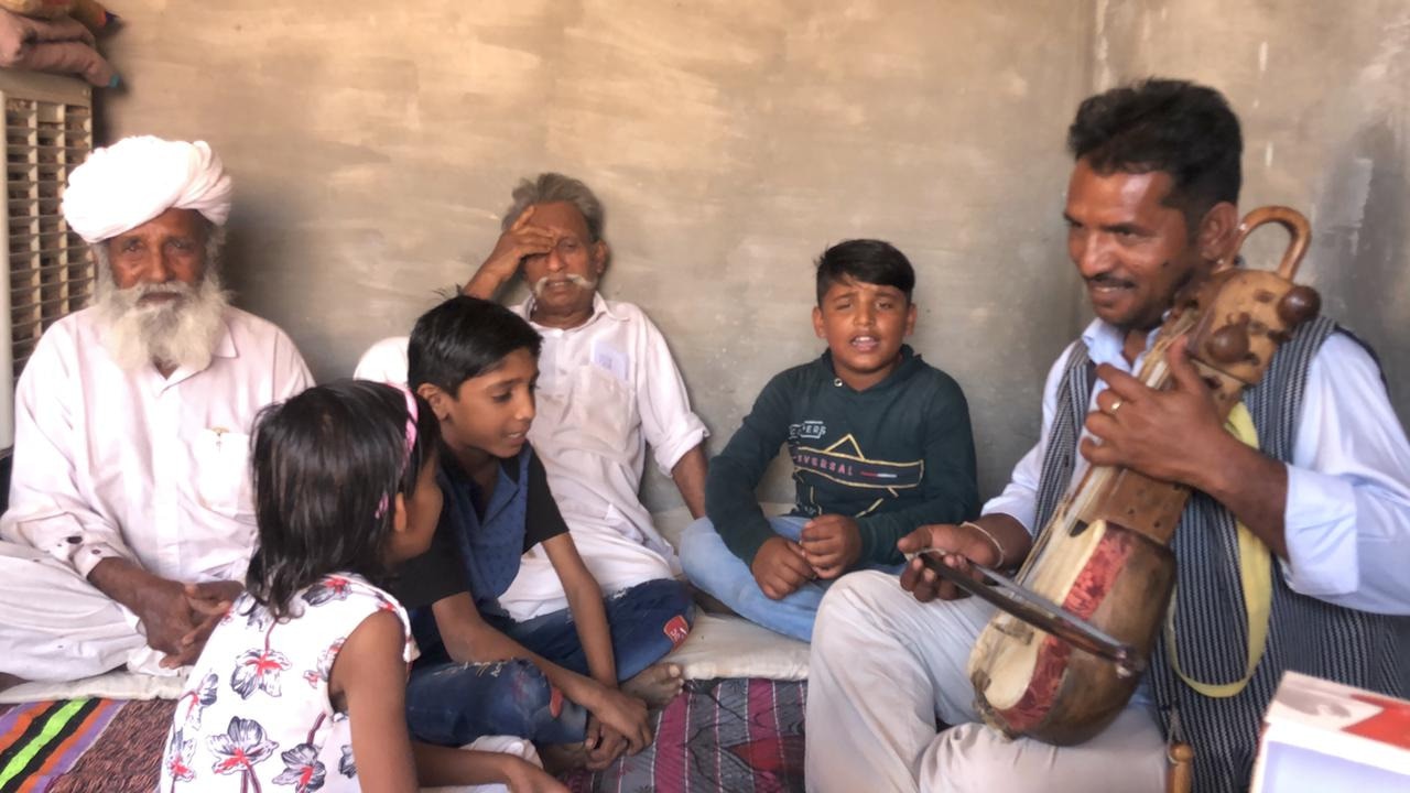 संगीत सिखाते लाखा खान (तस्वीर : सुमेर सिंह राठौर) संगीत सिखाते लाखा खान (तस्वीर : सुमेर सिंह राठौर)