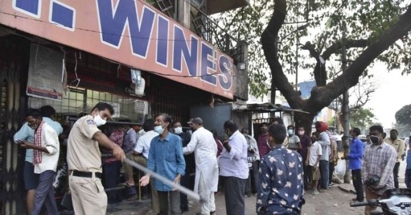 दिल्ली में शराब के ठेके खुलते ही भीड़ लगने की कई तस्वीरें आईं. फोटो: PTI Wine Shop