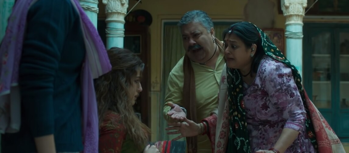 रेगुलर फैमिली ड्रामा, जब घरवालों को पता चला कि मिमी बिना शादी के एक मुसलमान के बच्चे की मां बनने वाली है. रेगुलर फैमिली ड्रामा, जब घरवालों को पता चला कि मिमी बिना शादी के एक मुसलमान के बच्चे की मां बनने वाली है.