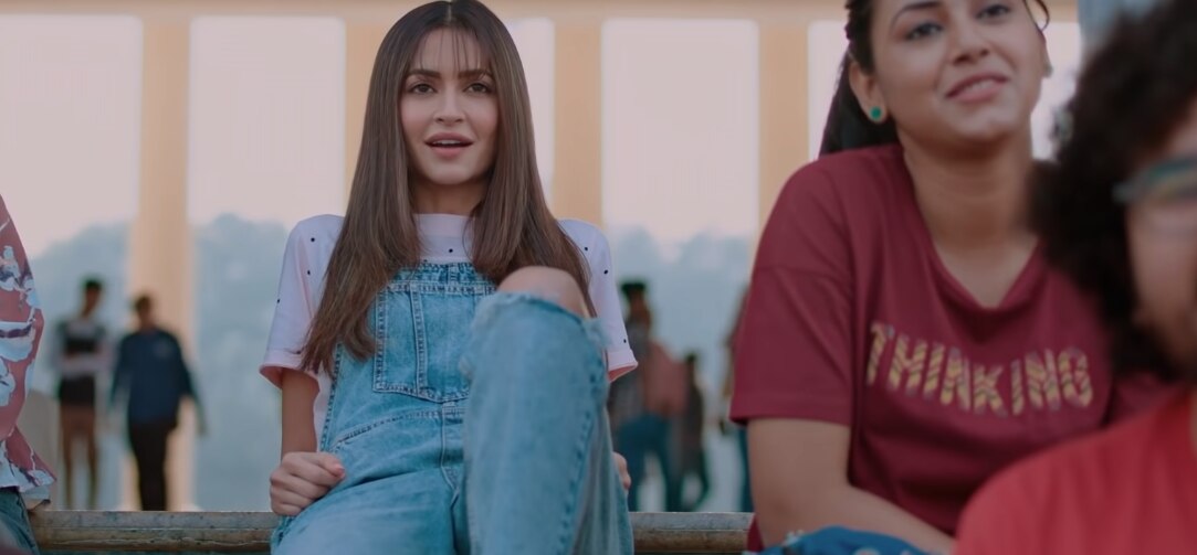 कॉलेज की कूल सीनियर अदिती, जिसे रैगिंग के दौरान संजय प्रपोज़ करना चाहता है. कॉलेज की कूल सीनियर अदिती, जिसे रैगिंग के दौरान संजय प्रपोज़ करना चाहता है.